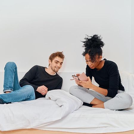 Mije Marais Hostel Paris Luaran gambar A couple using their smartphones