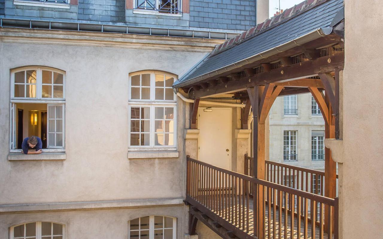 Mije Marais Hostel Paris Luaran gambar The courtyard of the Hôtel de Beauvais