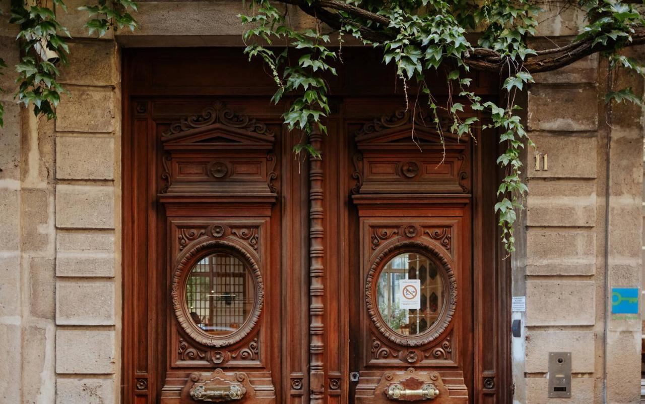 Mije Marais Hostel Paris Luaran gambar The door of the house of the composer