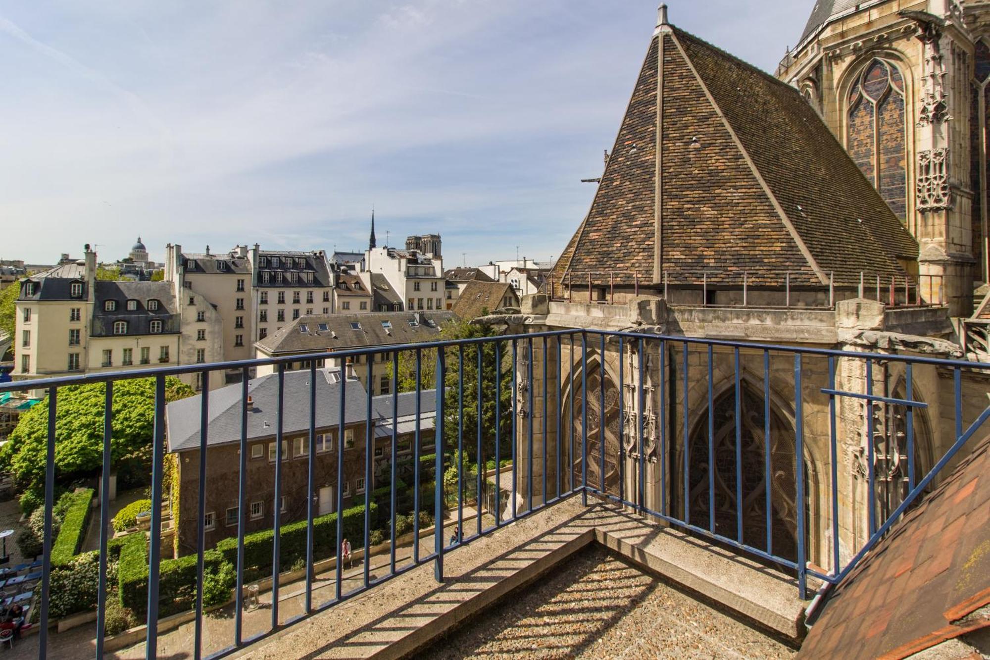 Mije Marais Hostel Paris Luaran gambar The roof of the church