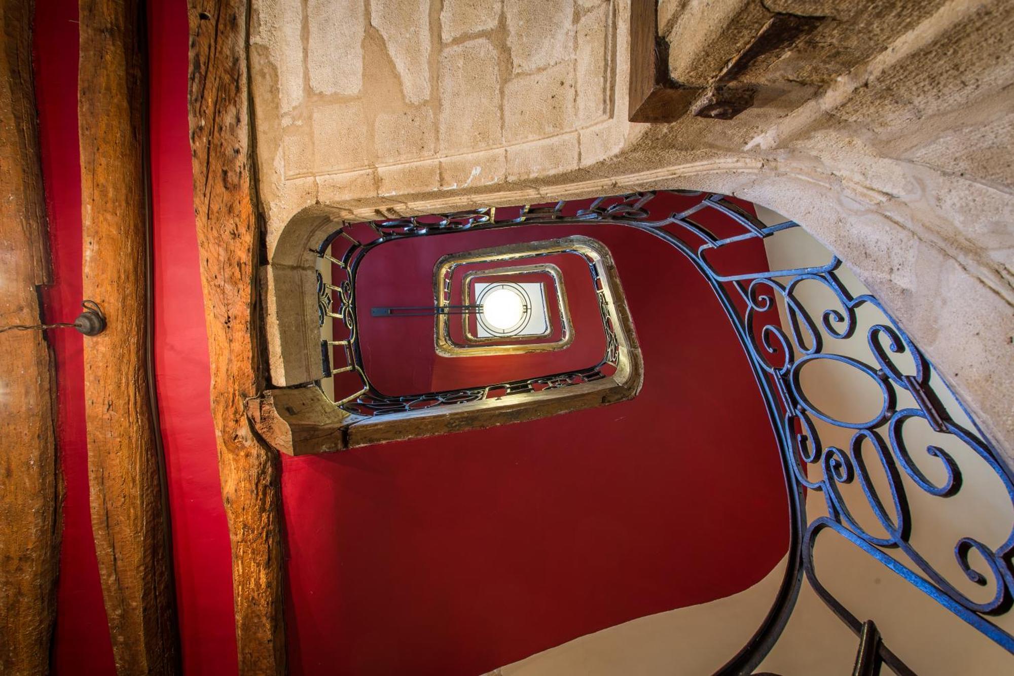 Mije Marais Hostel Paris Luaran gambar Staircase
