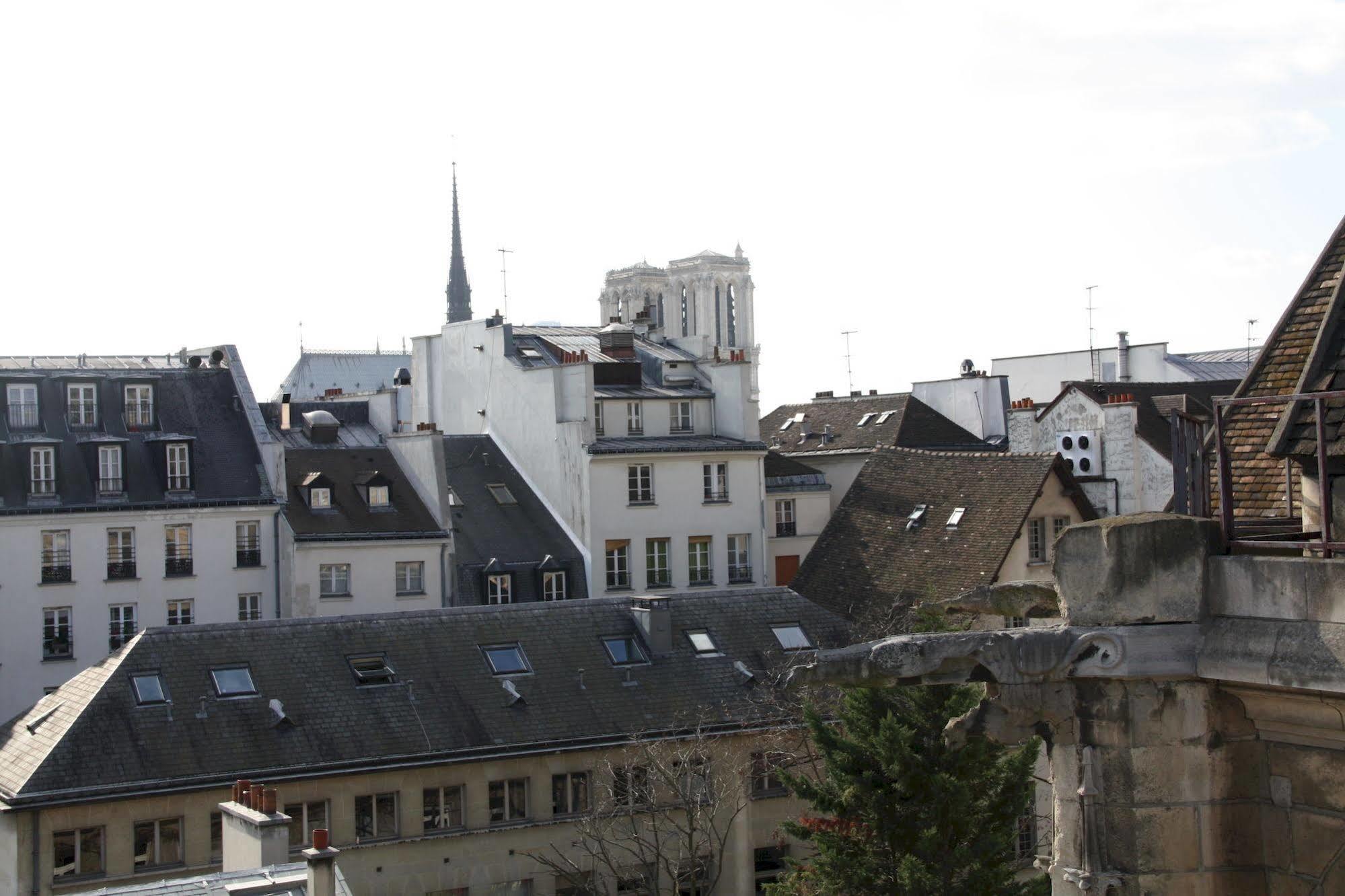 Mije Marais Hostel Paris Luaran gambar The roofs of Paris