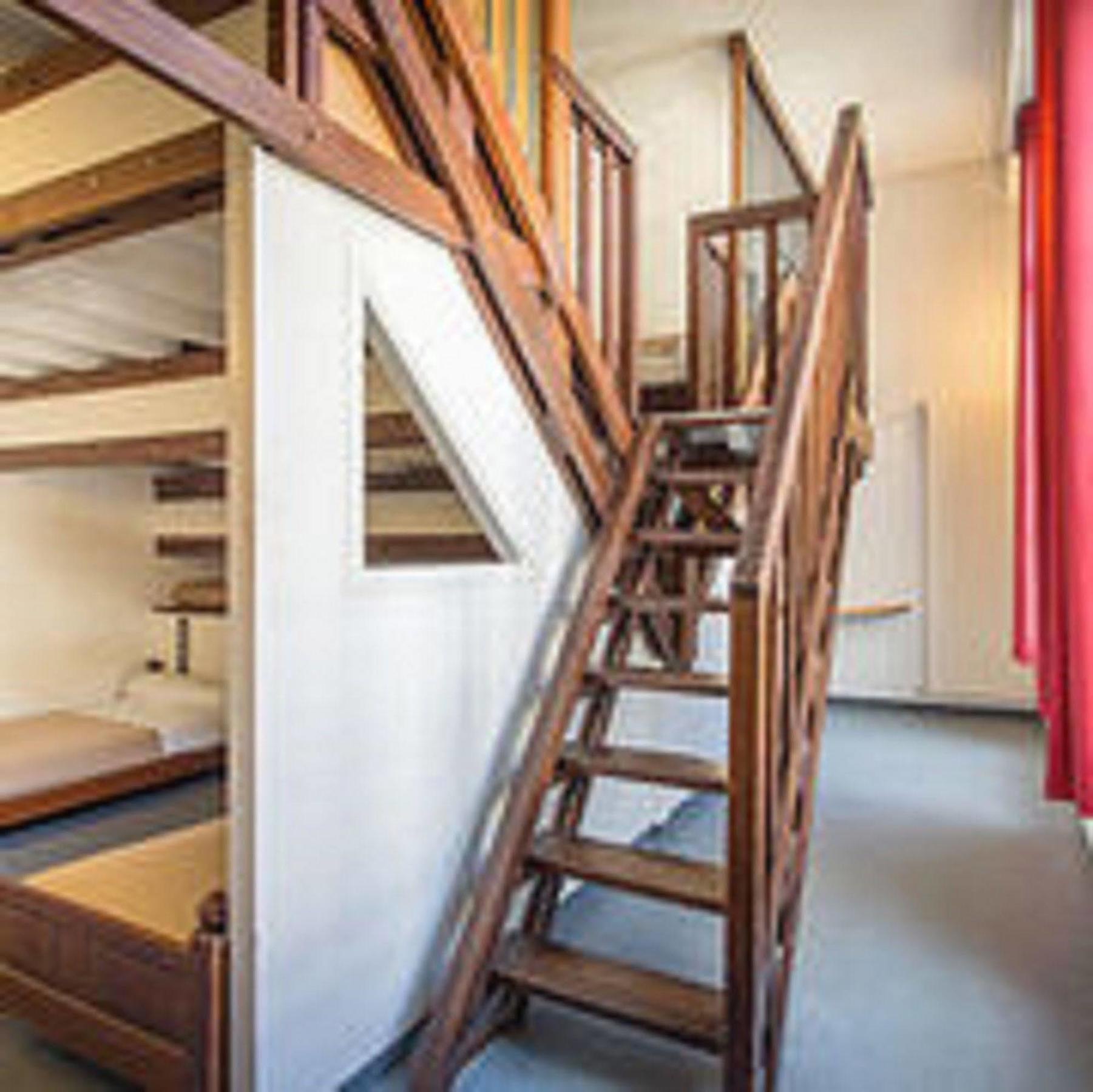 Mije Marais Hostel Paris Luaran gambar The staircase