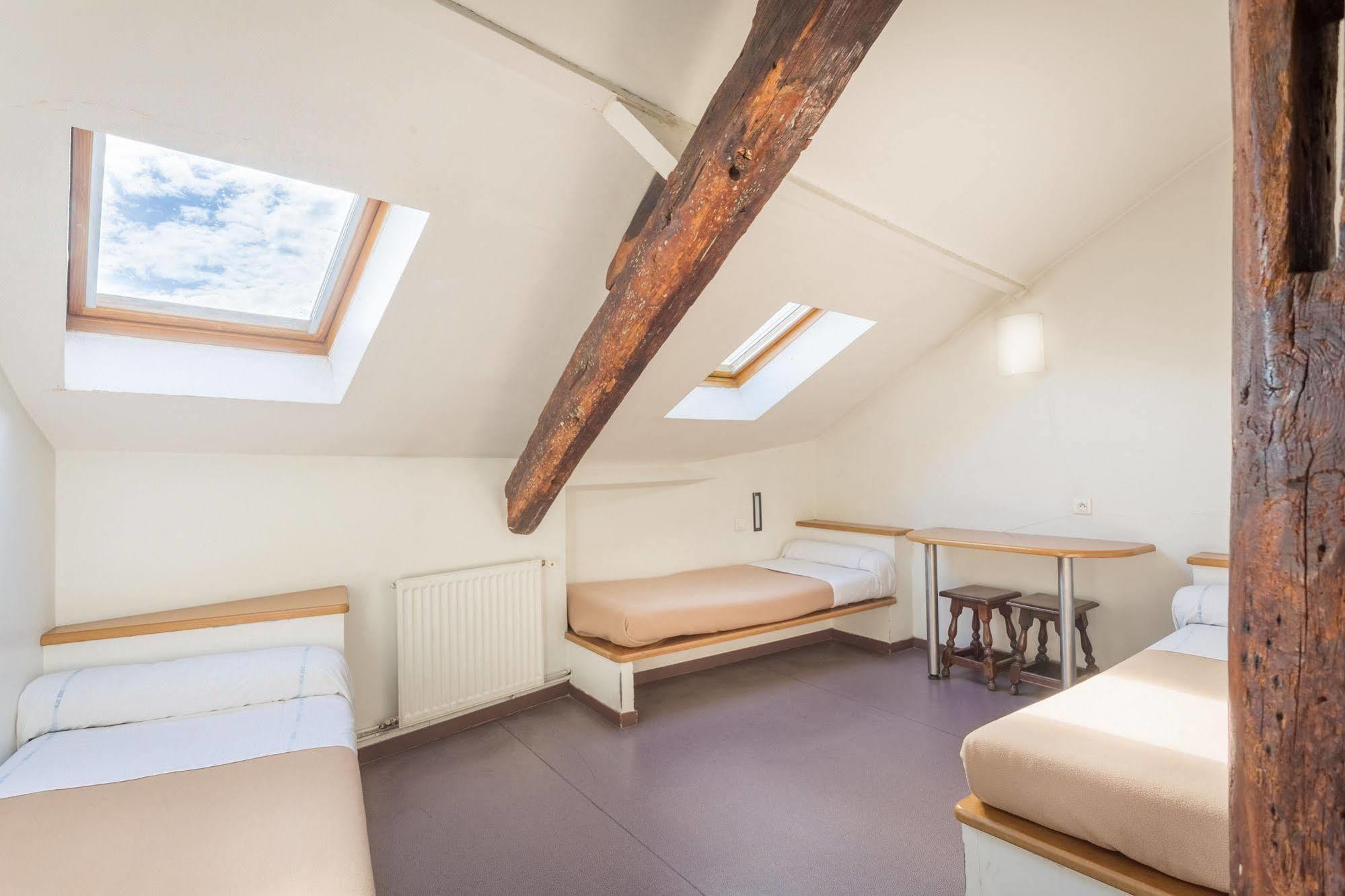 Mije Marais Hostel Paris Luaran gambar A room in the hostel