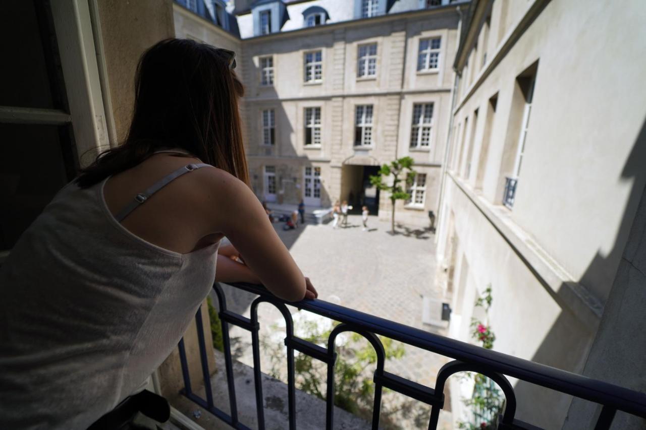 Mije Marais Hostel Paris Luaran gambar A woman on a balcony